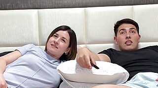 Veo Películas Con Mi Hermanastra Y terminamos Follando Duro hasta correrme en... Porn Video