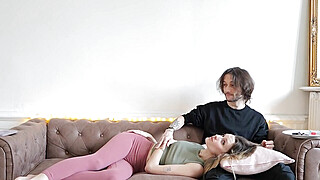 Amateur Français - Nina est de retour, je lui lèche la chatte et on chill... Porn Video