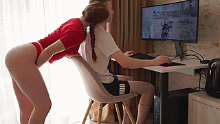 Захотела ТРАХНУТЬ ЕГО и сделала это пока он играл (а он и не возражал) Porn Video