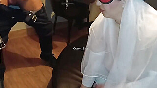 BUKKAKE PARTY - 4 VS 1 - MOGLIE SPOSA USATA DA 4 AMICI DEL MARITO CORNUTO Porn Video