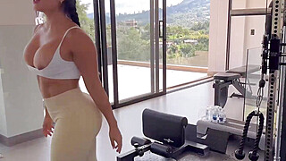 Insane bubble butt girl at the gym Porn Video