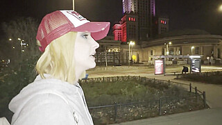 Dałam się wyruchać w cipkę mojemu widzowi, który spotkał mnie na mieście --... Porn Video