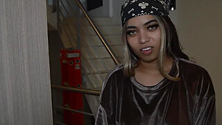 le pido prestado el baño a mi vecino y termino masturbandome con muchas ganas Porn Video