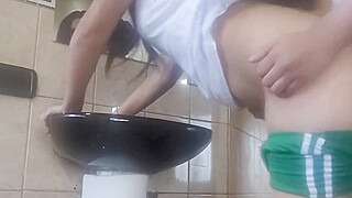 Estudiantes Se Quedan En El Baño Durante El Receso De La Clase De Ciencias Porn Video