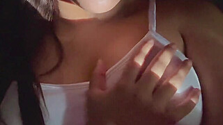 Latina de 18 años bien mojadita y cachonda por la mañana jugando con sus tetas Porn Video