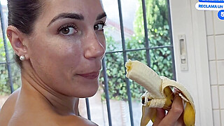 Mi compañera de piso comiéndose un plátano bien lento… no debí entrar a la... Porn Video