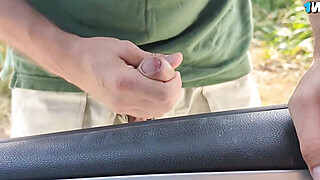 PROF carica uno SCONOSCIUTO IN AUTO gli SEGA IL CAZZO E LUI SBORRA – Dialoghi... Porn Video