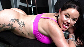 Curvy fitness coach offers pussy to motivate Porn Video