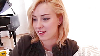 Smoking hot blonde is ready to do porn Porn Video