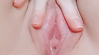 Apretando el coño con las dos manos Porn Video