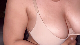 Una mamada excelente en el baño de mi trabajo a un cliente y luego sacar le... Porn Video