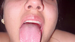 Una mamada excelente en el baño de mi trabajo a un cliente y luego sacar le... Porn Video