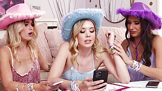 Slutty Taylor fans sharing big dick for concert tickets Porn Video