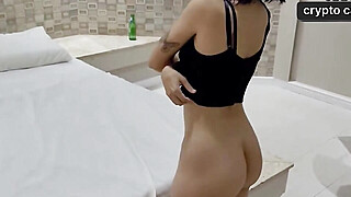 Meio-irmão me agarra após montá-lo e goza na minha barriga em cena quente. Porn Video