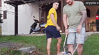 A amiga do meu marido me comeu enquanto ele cortava a grama - XXX! Porn Video