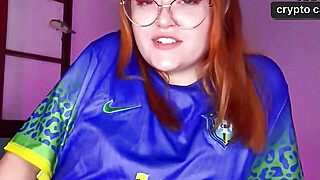 Ruiva de bunda grande brincando com vibrador e fazendo JOI em português. Porn Video