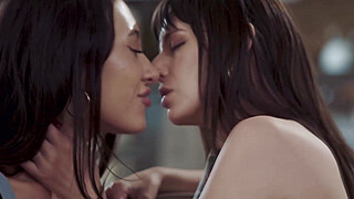 Hollywood look a like licked by lesbian babe Porn Video