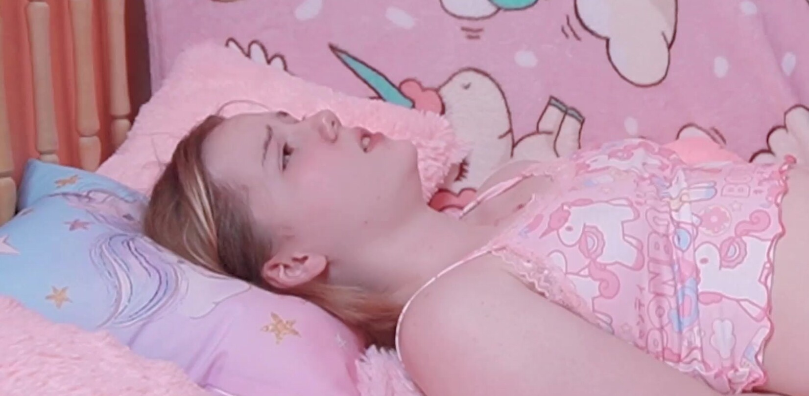 DAUGHTER fucked by a stranger while step-daddy was not at home - Ah-Me.com