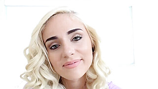Mofos - Dont Break Me - Tiny Spinner Takes it Deep starring Naomi Woods Porn Video