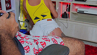 Chupo la verga de mi padrastro mientras juega a la consola Porn Video