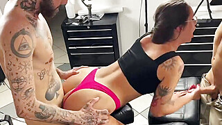 Wife surprised flirting with her tattoo artist by her husband - ChihuahuaSu Porn Video