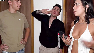 Curvy Latina Milf Hace su primer Cuarteto con tres jovencitos que la rompen... Porn Video